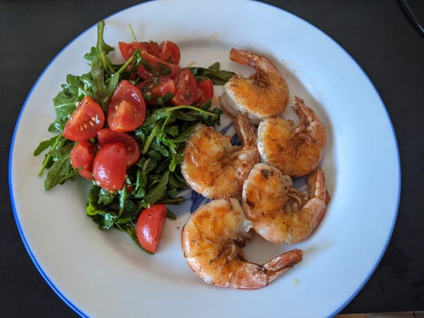 Gegrillte Garnelen mit Rucola-Tomatensalat