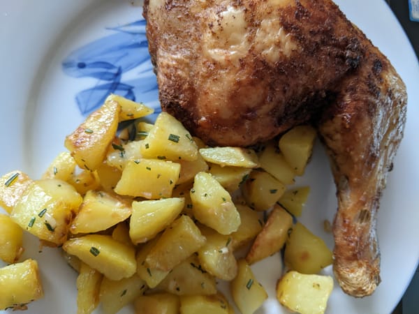 knusprige Hähnchenschenkel mit Rosmarinkartoffeln